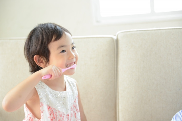 歯磨きをする幼い女の子